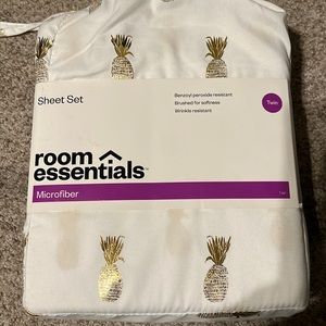 Twin size sheet set, gold pineapples
